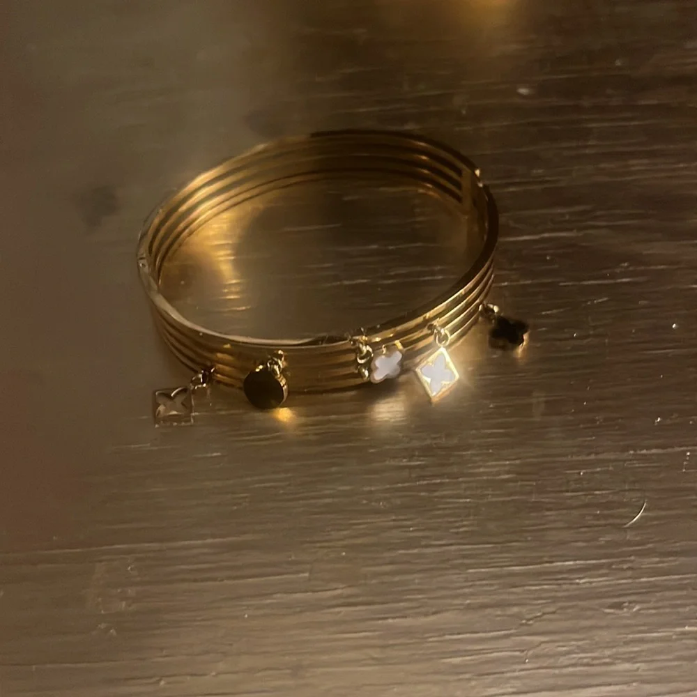 Gorgeous bangle! Beautiful charms similar to LV but the bracelet has its own ❤️ - Picture 10 of 11